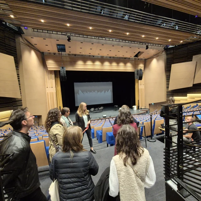 Visite du centre de congrès par quelques salariés