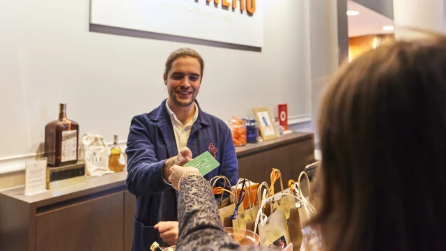 Femme présentant le Angers City Pass à l'accueil de Cointreau