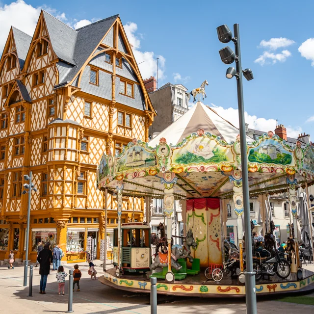 Plan large de la maison d'Adam et du manège installé devant