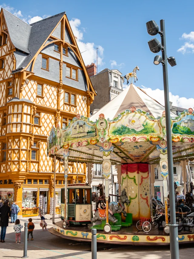 Plan large de la maison d'Adam et du manège installé devant