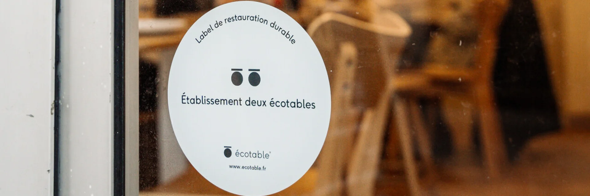 Label écotable niveau 2 apposé sur la porte du restaurant