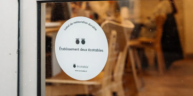 Label écotable niveau 2 apposé sur la porte du restaurant