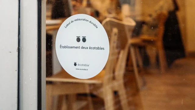 Label écotable niveau 2 apposé sur la porte du restaurant