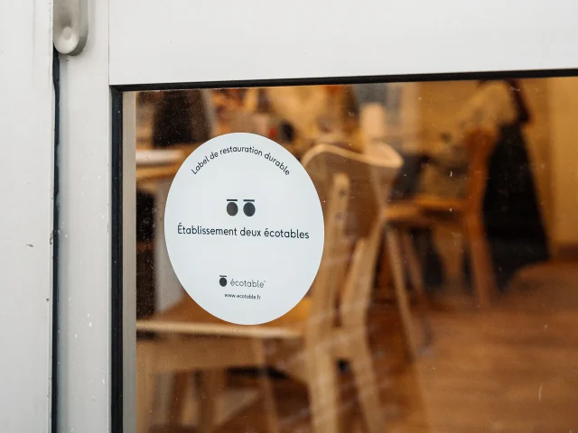 Label écotable niveau 2 apposé sur la porte du restaurant