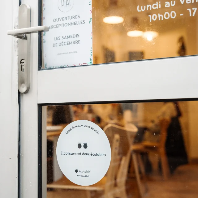 Label écotable niveau 2 apposé sur la porte du restaurant