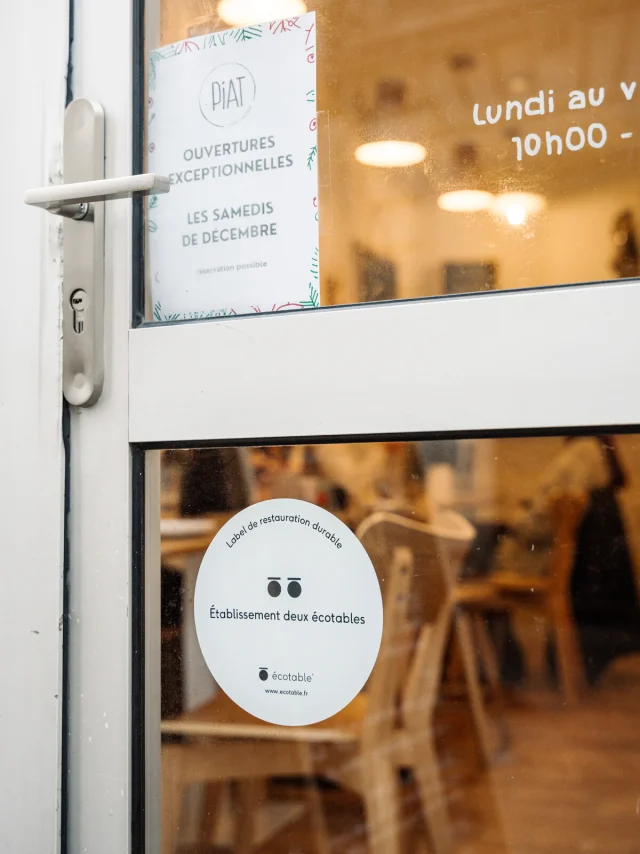 Label écotable niveau 2 apposé sur la porte du restaurant