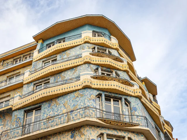 Plan en contre-plongée vers les derniers étages de la Maison bleue rénovée