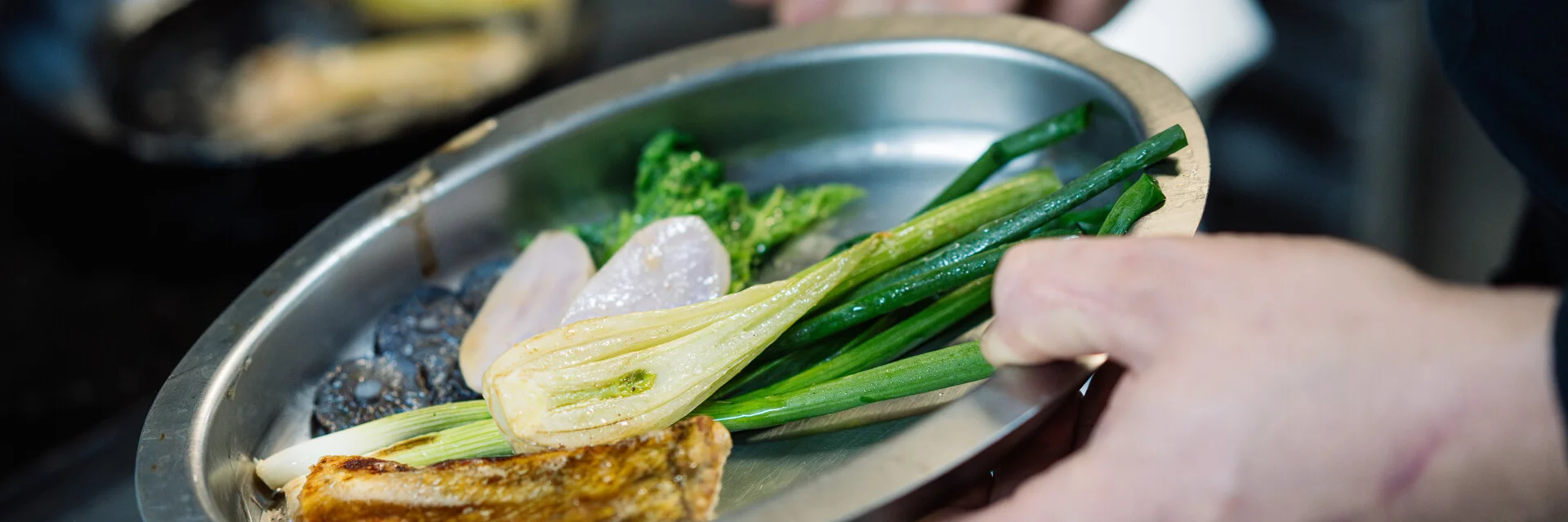 Plat de légumes dans les mains du cuisinier