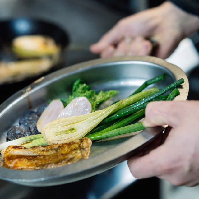 Plat de légumes dans les mains du cuisinier