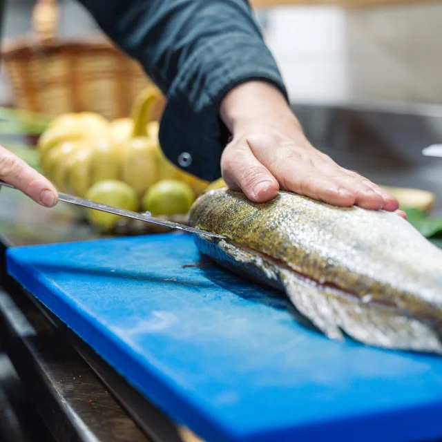 Découpe d'un poisson en cuisine
