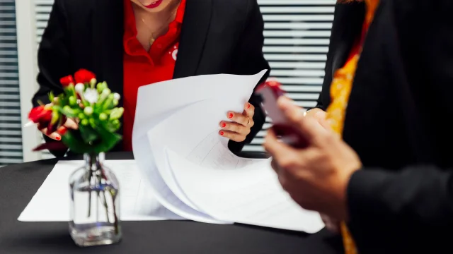 Femme consultant des feuilles papier
