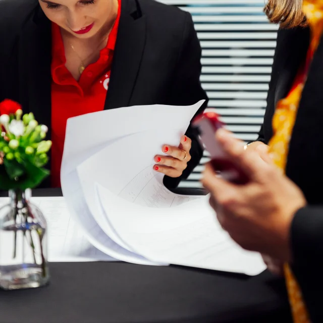 Femme consultant des feuilles papier