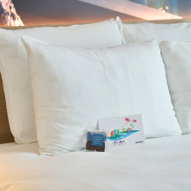 Objets posés sur le liste d'une chambre d'hôtel