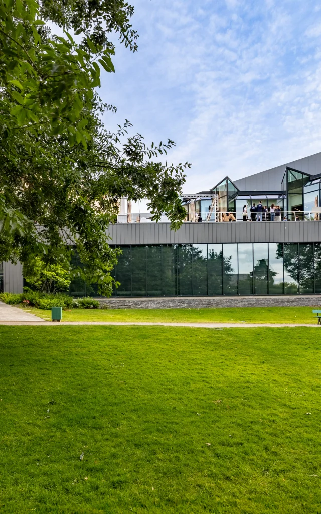 Le Centre de Congrès d'Angers depuis le jardin des plantes