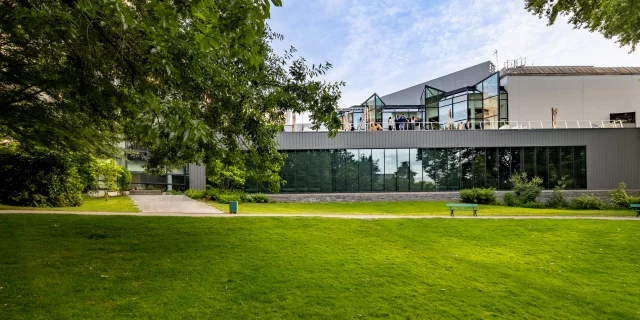 Le Centre de Congrès d'Angers depuis le jardin des plantes