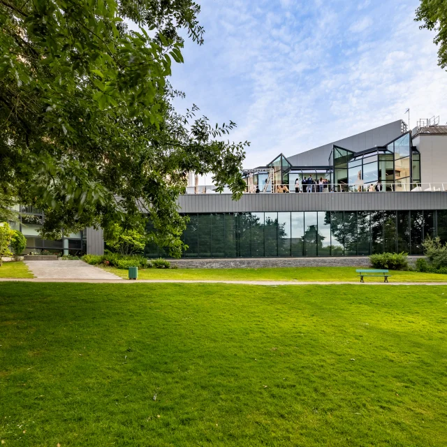 Le Centre de Congrès d'Angers depuis le jardin des plantes