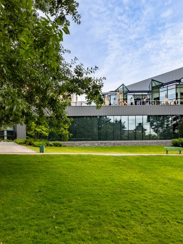 Le Centre de Congrès d'Angers depuis le jardin des plantes
