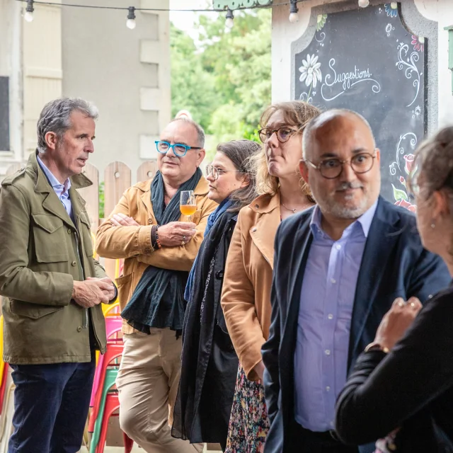 Au premier et arrière-plan, personnes discutant entre elles