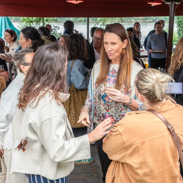 Mathilde Favre d'Anne discutant avec quelques personnes