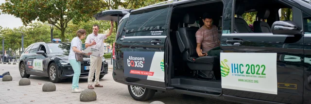 Taxis, porte et coffre ouvert, flocage événementiel sur les portières