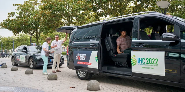 Taxis, porte et coffre ouvert, flocage événementiel sur les portières