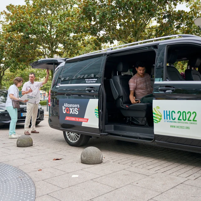 Taxis, porte et coffre ouvert, flocage événementiel sur les portières