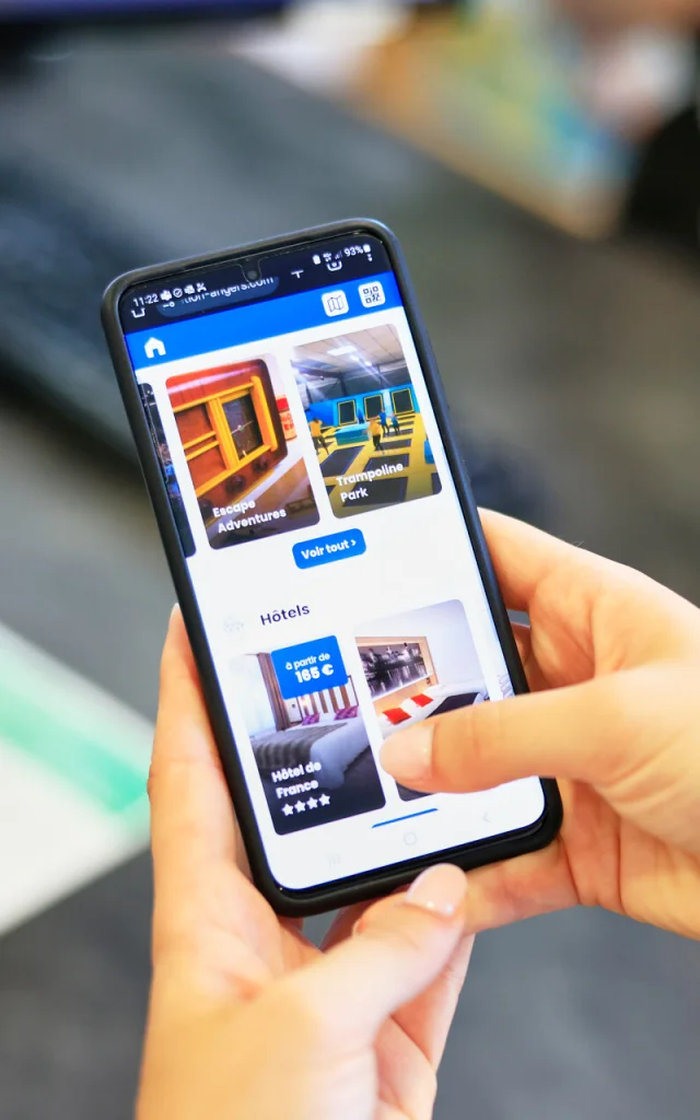 Carnet de séjour sur mobile dans les mains d'une femme