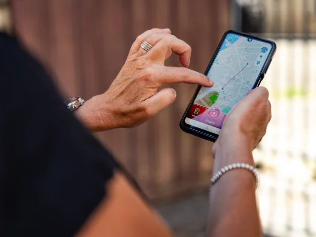 Téléphone dans la main d'une femme, le plan de la ville sur l'écran