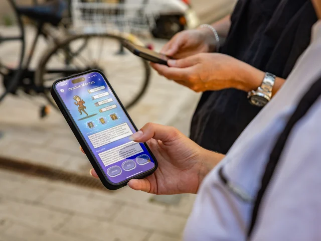 Téléphone dans la main d'une jeune femme