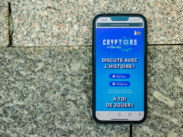Plan rapproché du téléphone posé à plat, sur la page web du jeu