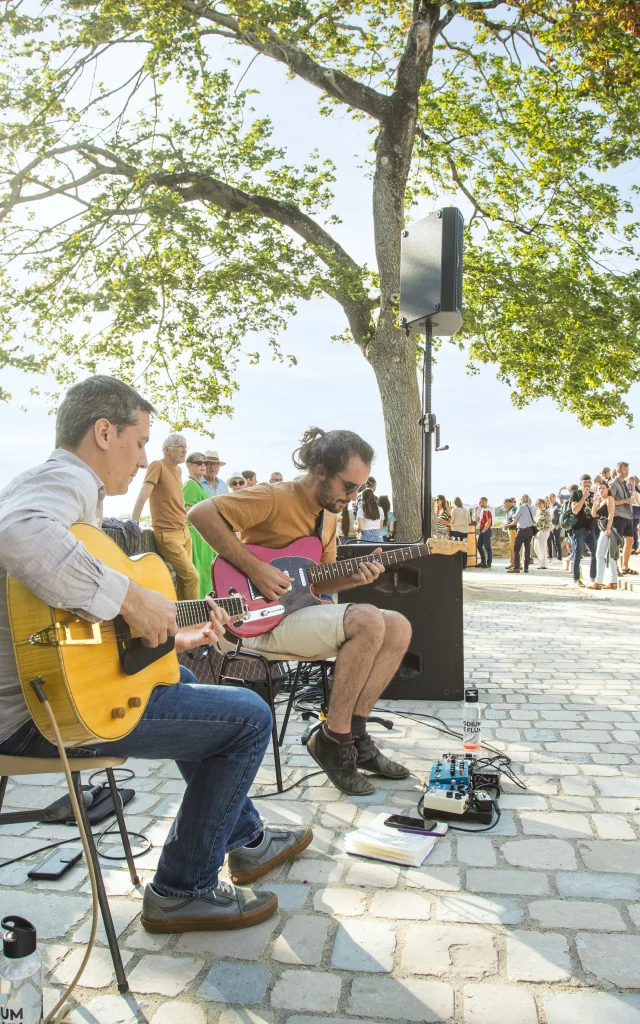 Musiciens pendant les Soirées dégustation, face au château d'Angers
