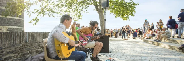 Musiciens pendant les Soirées dégustation, face au château d'Angers