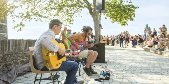 Musiciens pendant les Soirées dégustation, face au château d'Angers