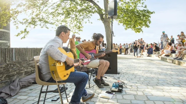 Musiciens pendant les Soirées dégustation, face au château d'Angers