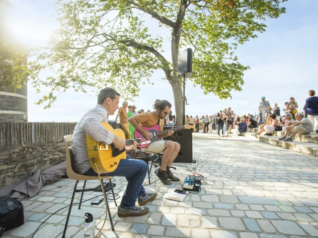 Musiciens pendant les Soirées dégustation, face au château d'Angers