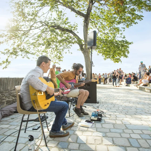 Musiciens pendant les Soirées dégustation, face au château d'Angers
