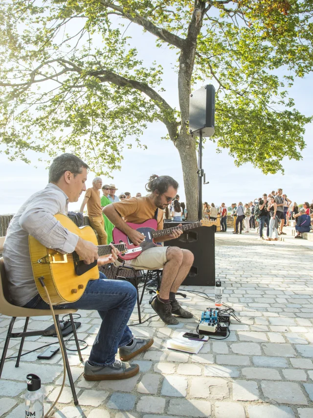 Musiciens pendant les Soirées dégustation, face au château d'Angers