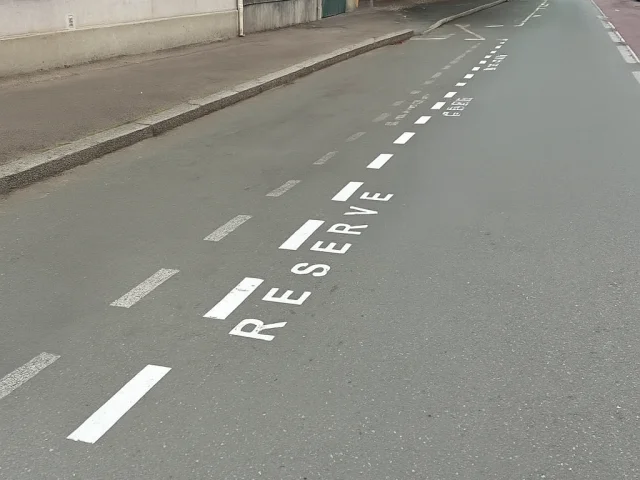 Stationnement réservé matérialisé au sol sur la route