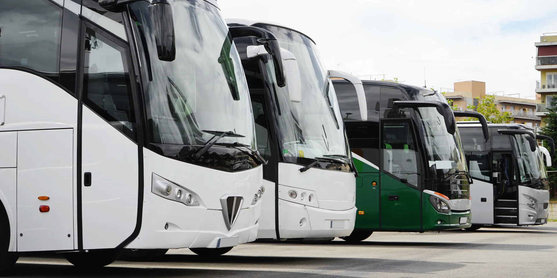 Autocars de tourisme sur un parking