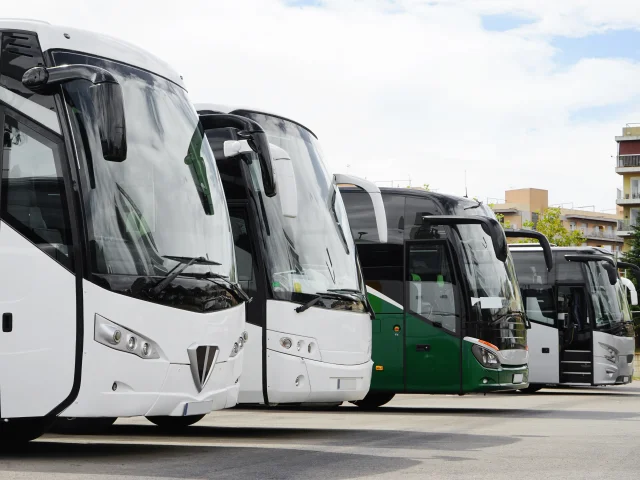 Autocars de tourisme sur un parking