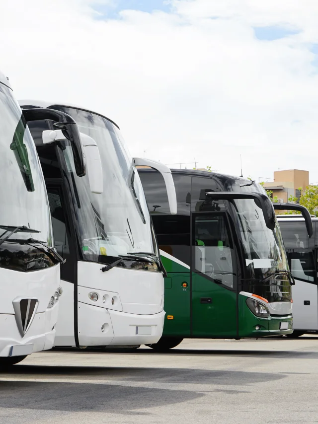Autocars de tourisme sur un parking
