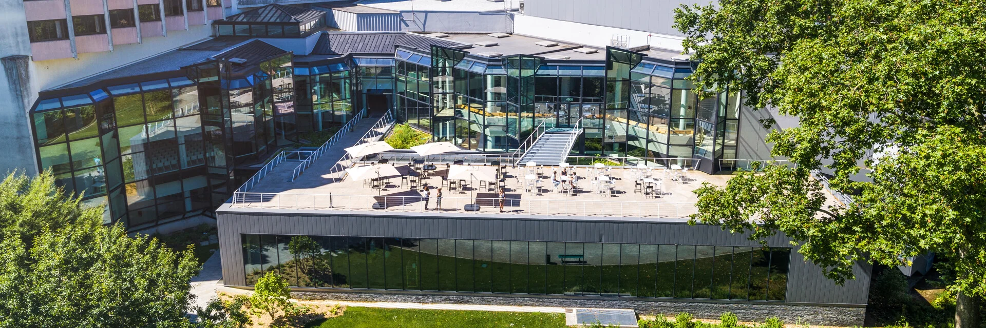 Vue drone sur l'arrière du Centre de congrès et sa terrasse