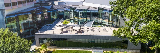Vue drone sur l'arrière du Centre de congrès et sa terrasse