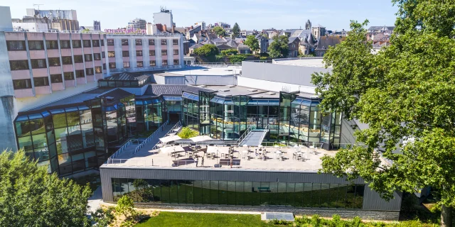 Vue drone sur l'arrière du Centre de congrès et sa terrasse
