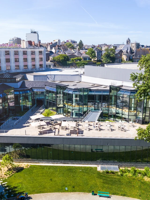 Vue drone sur l'arrière du Centre de congrès et sa terrasse