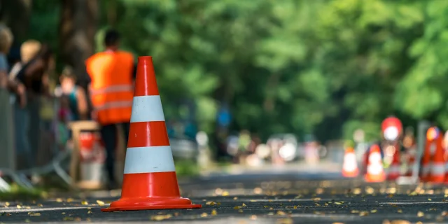 Cônes de chantier sur une route en ville