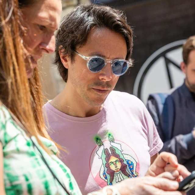 Guillaume Mazurage regardant le téléphone de Mathilde Favre d'Anne