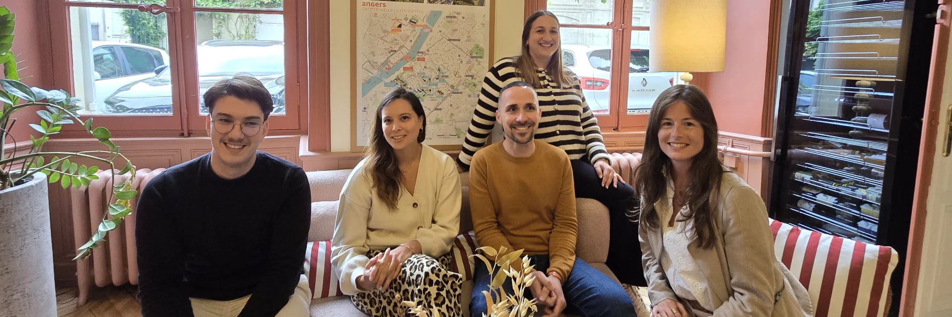 photo d'un groupe de 4 personnes assises à l'intérieur d'un hôtel