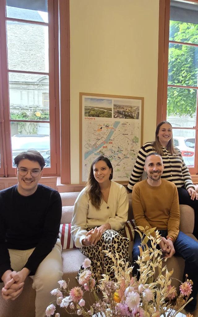 photo d'un groupe de 4 personnes assises à l'intérieur d'un hôtel
