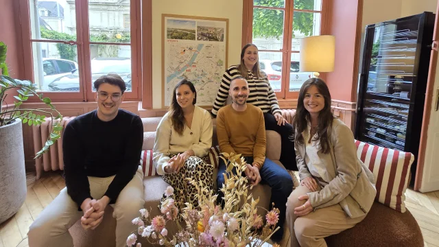 photo d'un groupe de 4 personnes assises à l'intérieur d'un hôtel